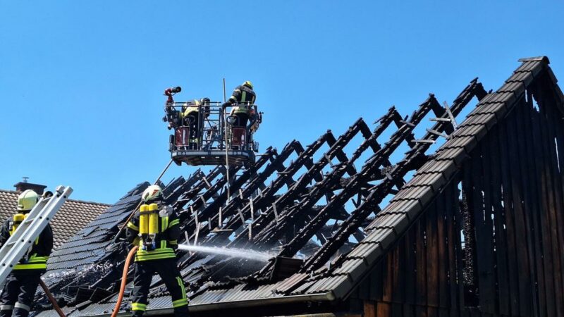 100 Feuerwehrleute bekämpften Gebäudebrand im Waldviertel