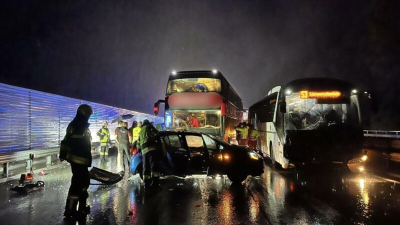 5 Verletzte nach Kollision auf der A10 wegen Aquaplaning