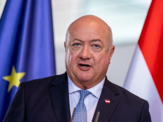 Alterslimit auf Social Media? ÖVP-Kanzler Stocker warnt vor Naivität