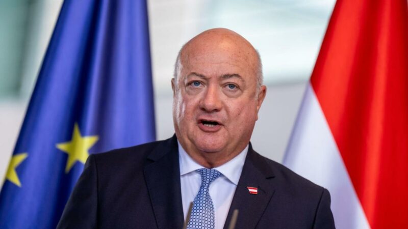 Alterslimit auf Social Media? ÖVP-Kanzler Stocker warnt vor Naivität
