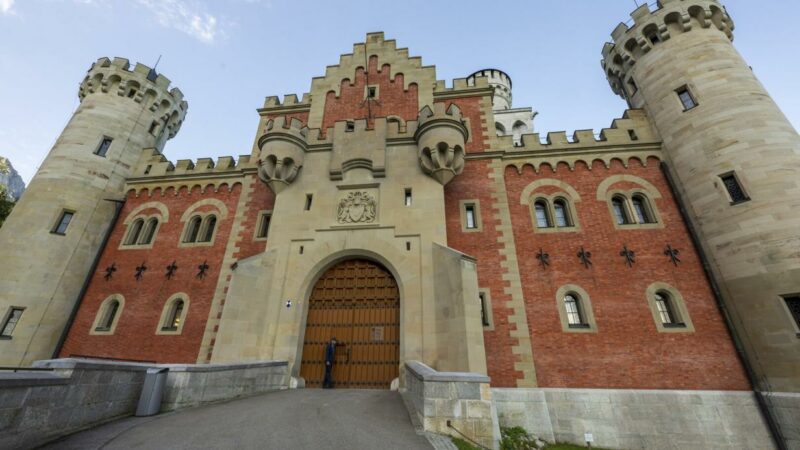Aufregung im Schloss Neuschwanstein: Touristin sperrte Hund in Schließfach ein