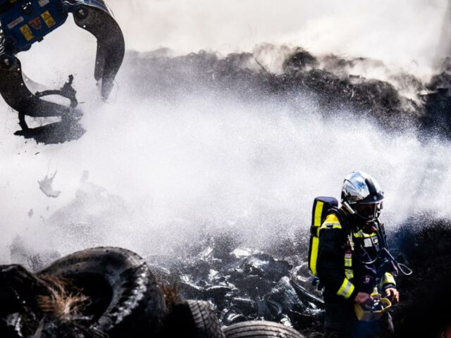 Brand in Recyclinganlage: Einsatz von Wasserwerfern in Osttirol
