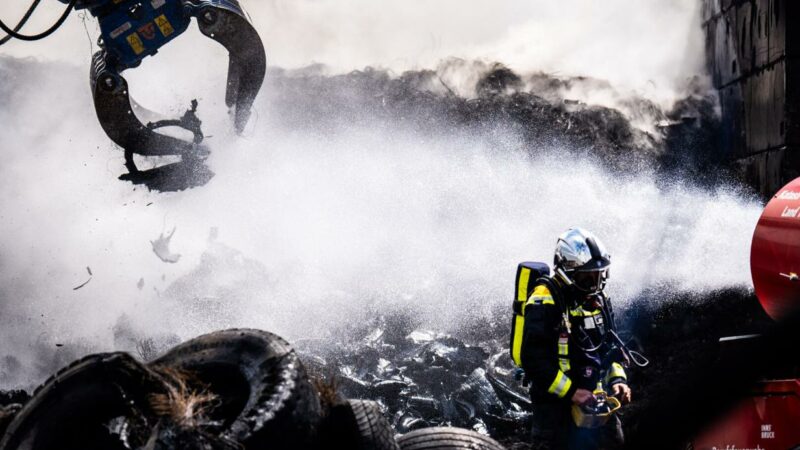 Brand in Recyclinganlage: Einsatz von Wasserwerfern in Osttirol