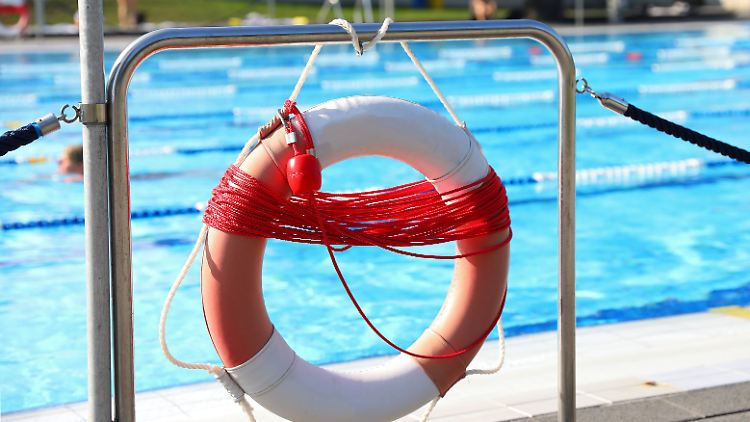 Deutschland: 9 Mädchen im Schwimmbad sexuelle belästigt