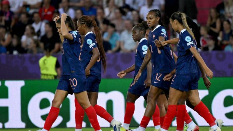 Frauen-EM: Titelverteidiger England stolpert zum Start