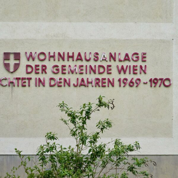 “Hitzefalle” Gemeindewohnung: Volksanwältin kritisiert Wiener Wohnen