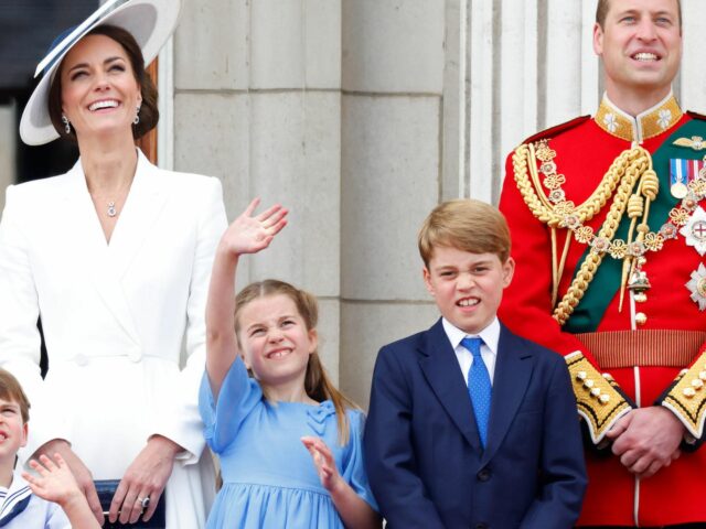 Insider: Warum Queen Elizabeth ein wachsames Auge auf Kate und Meghan hatte