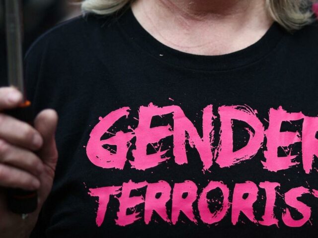 Kritik an Transgender-OPs: “2023 wurden 122 gesunde Brüste amputiert”