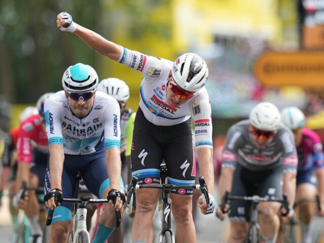 Merlier-Etappensieg bei der Tour de France von Sturz überschattet