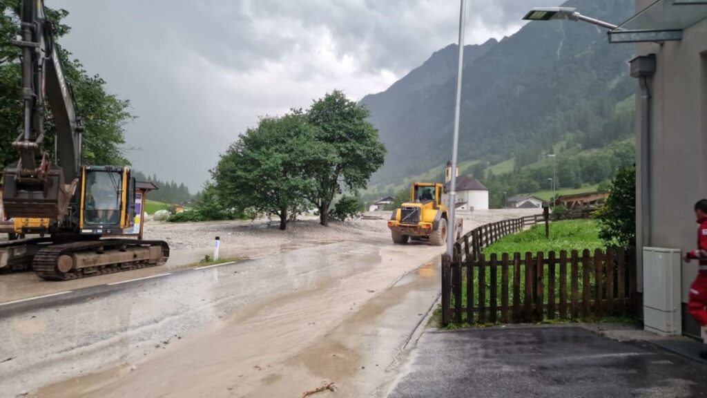 Schwere Murenabgänge in Tirol: Bewohner ausgeflogen