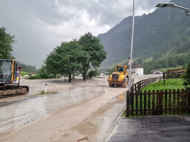 Schwere Murenabgänge in Tirol: Bewohner ausgeflogen