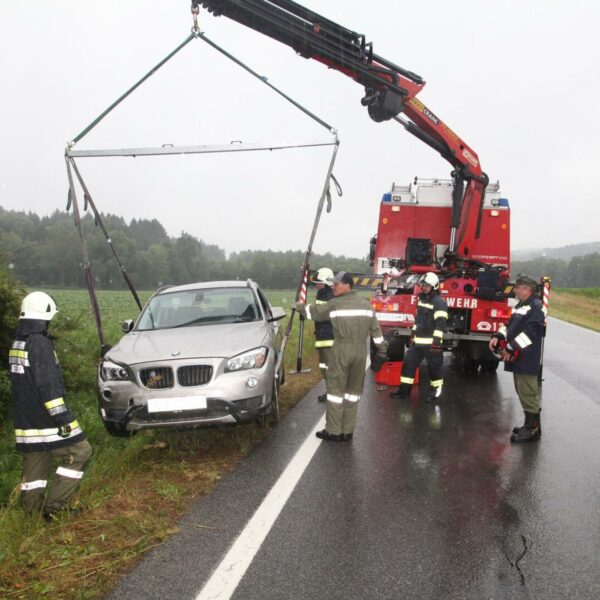 Unfall bei Starkregen: Feuerwehr barg gehbehinderten Lenker (75)