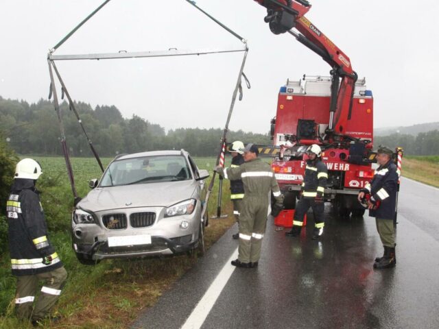 Unfall bei Starkregen: Feuerwehr barg gehbehinderten Lenker (75)