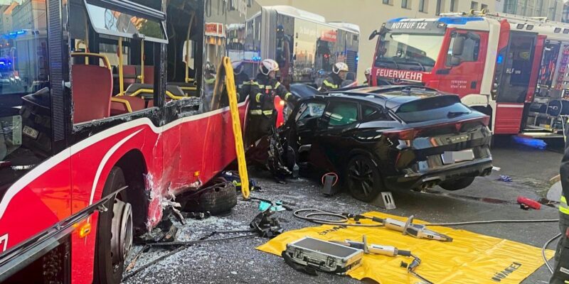 Verfolgungsjagd in Wien: 18-Jähriger krachte mit Auto in Linienbus