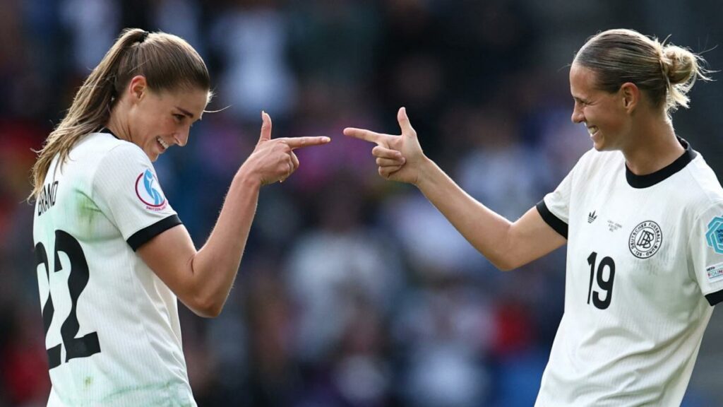 Vor 34.165 Fans: Deutschland stürmt ins EM-Viertelfinale