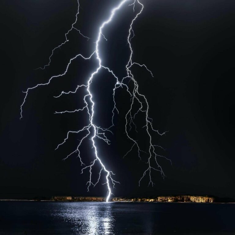 Während Gewitter Handy aufgeladen: Frau (19) vom Blitz getroffen