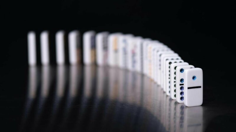 Welthöchster Domino-Turm von Eichhörnchen zum Einsturz gebracht